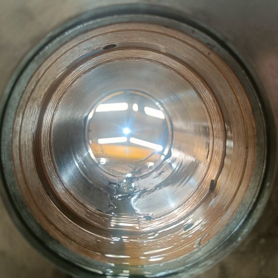 Casquillo de bronce gripado en cigüeñal de prensa mecánica por fallo de lubricación