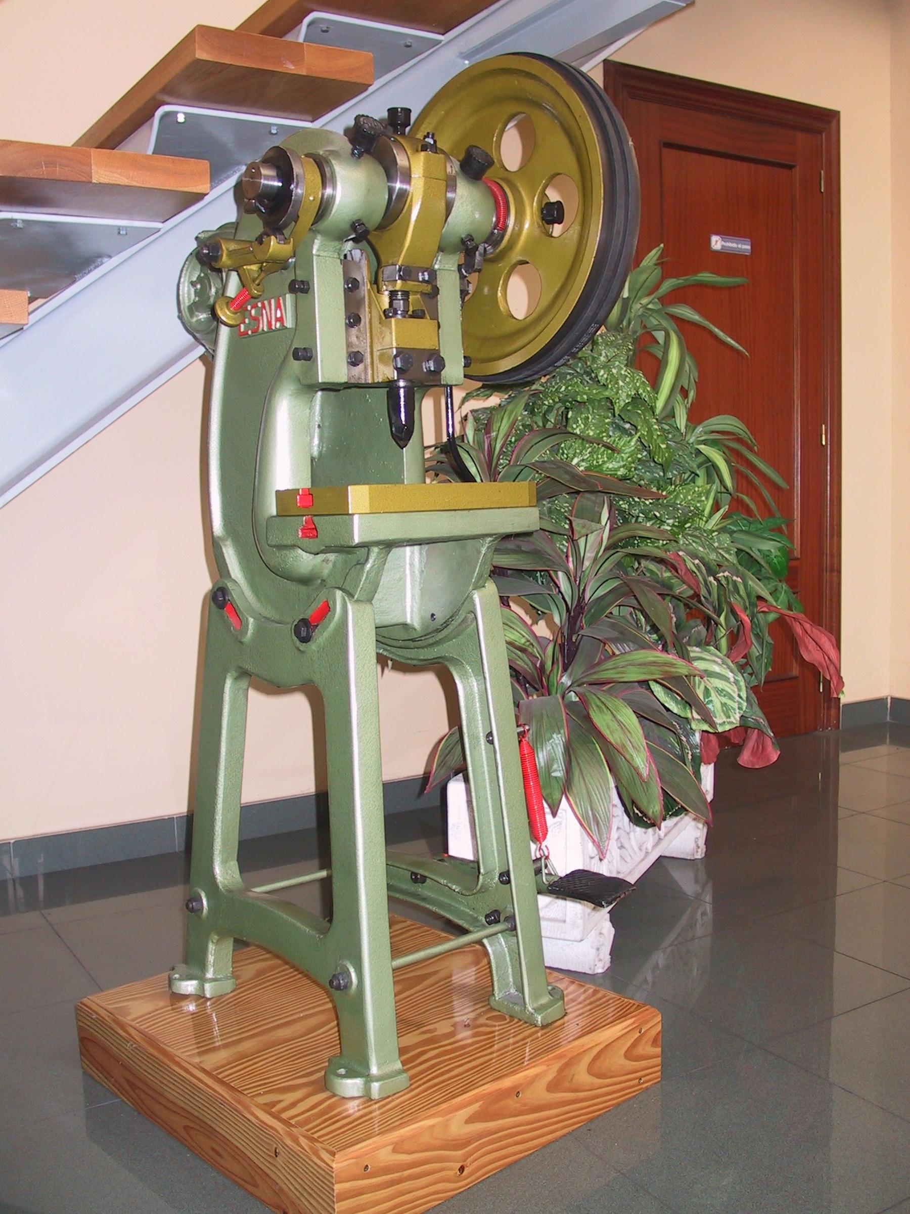 Prensa ESNA de embrague mecánico de revolución total de 6 toneladas fabricada en 1953, expuesta en el recibidor de la fábrica de Agoncillo